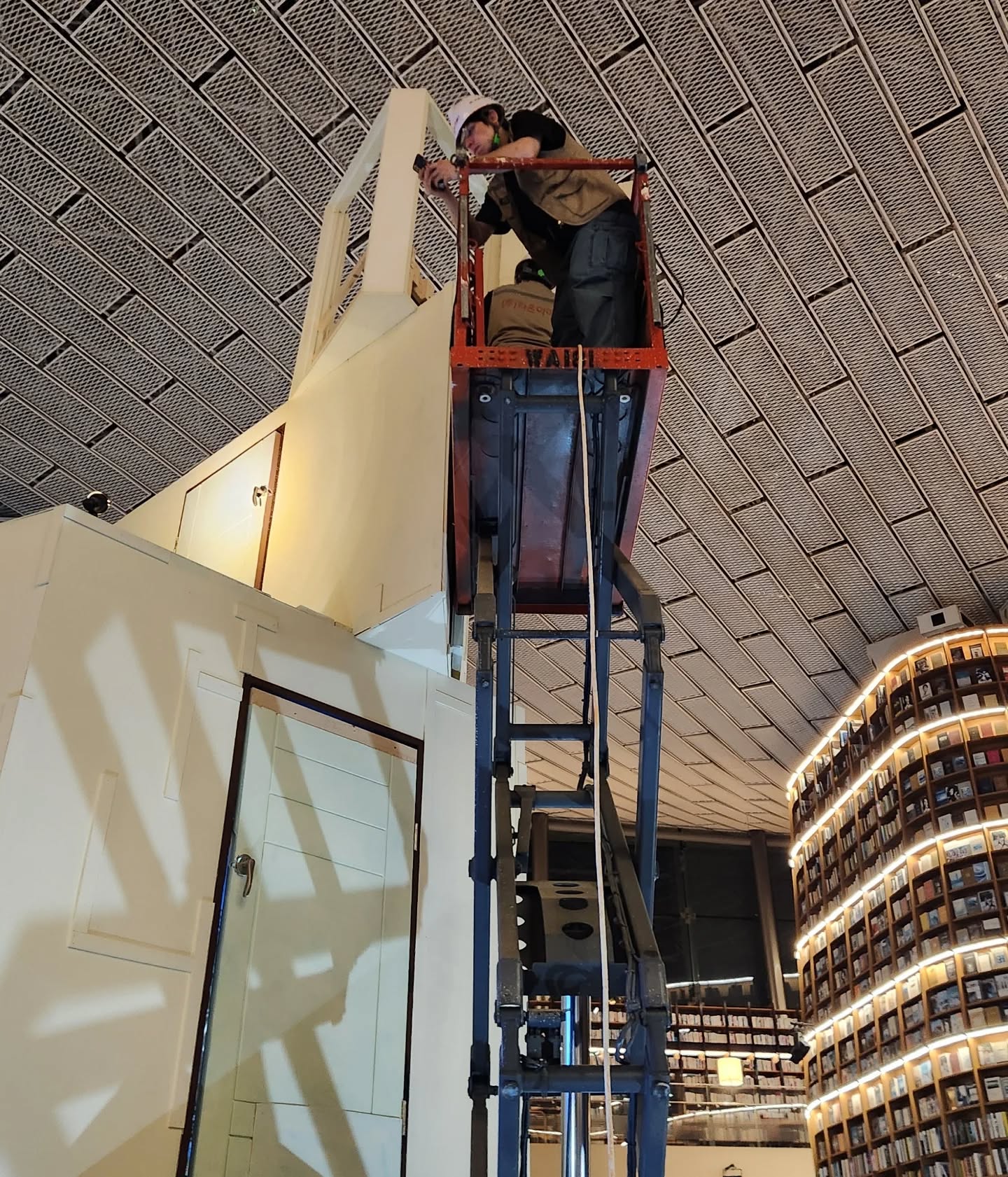 코엑스 별마당 도서관 “렛미인” 전시 키네틱 제작 6